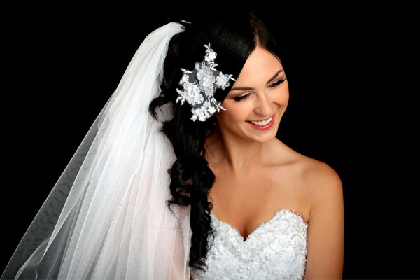 bridal-hairstyles-side-swept-with-veil-x4grweff